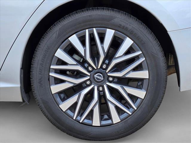 Used 2024 Nissan Altima 2.5 SV FWD image 14