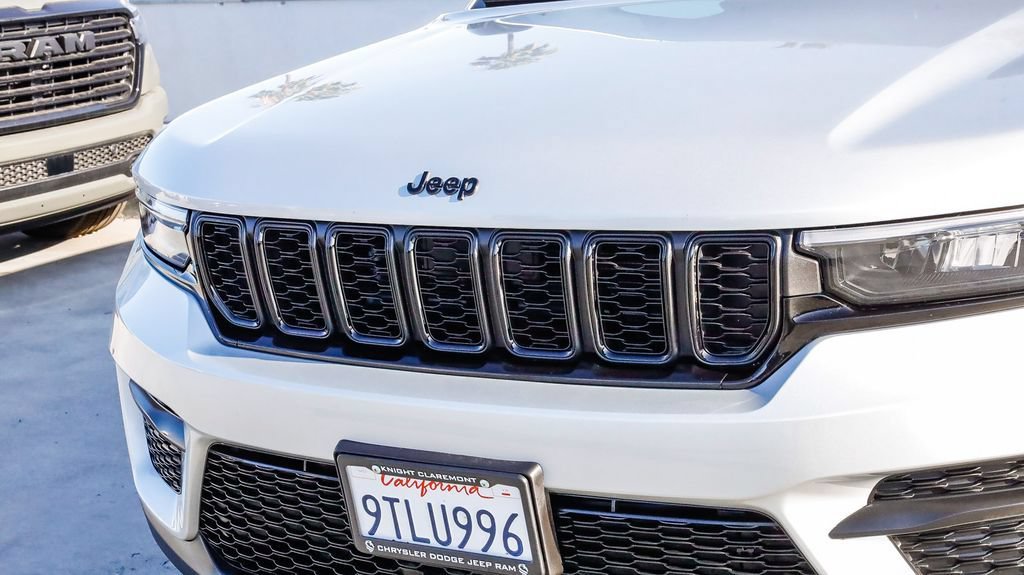 Used 2025 Jeep Grand Cherokee Altitude AWD/4WD image 6