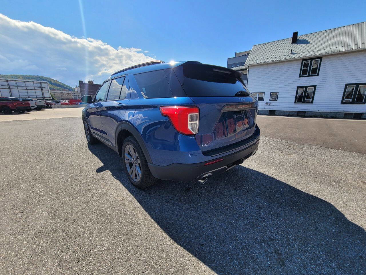 Used 2022 Ford Explorer XLT w/ Equipment Group 202A image 6