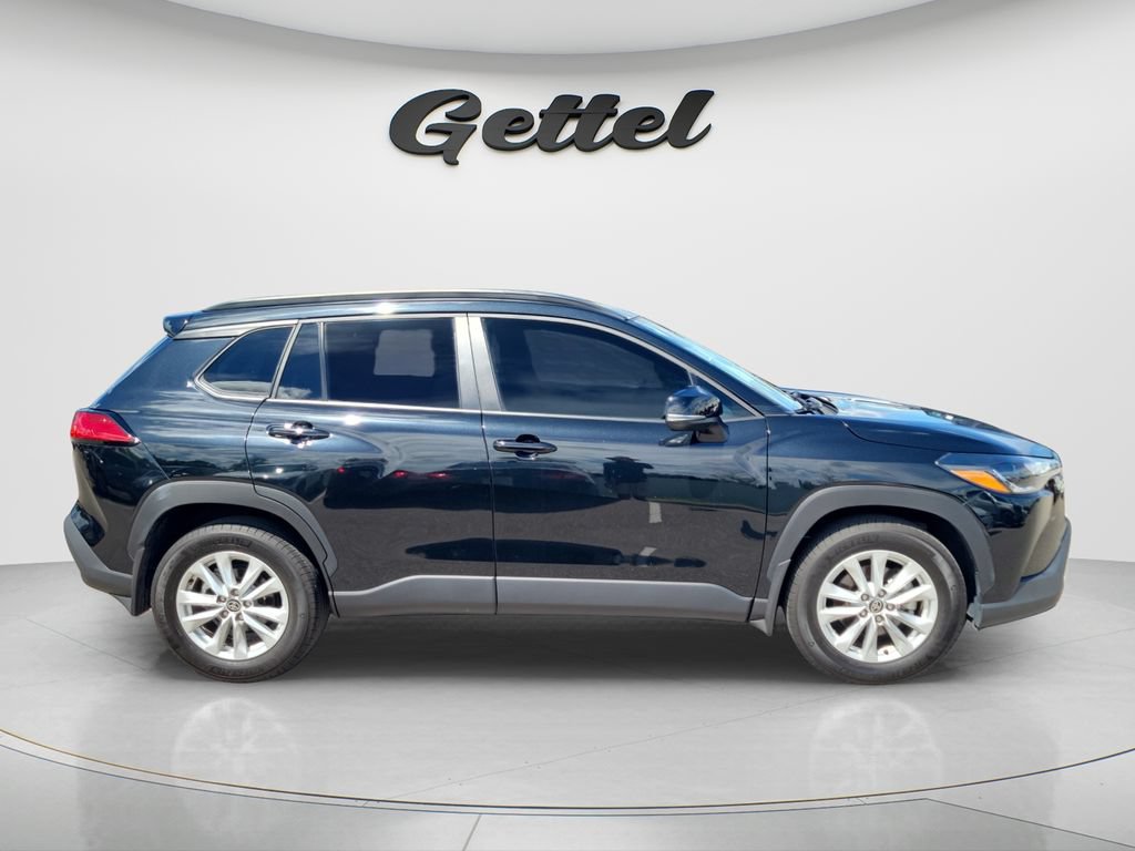 Used 2025 Toyota Corolla Cross LE FWD image 4