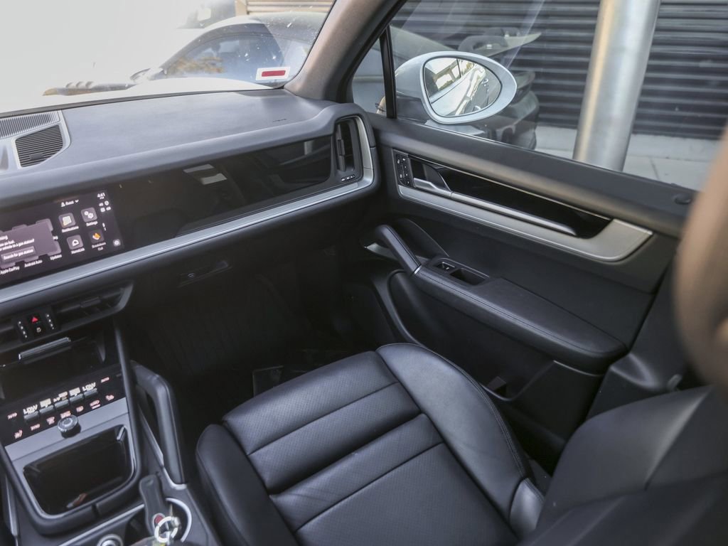 Certified 2024 Porsche Cayenne AWD/4WD image 34
