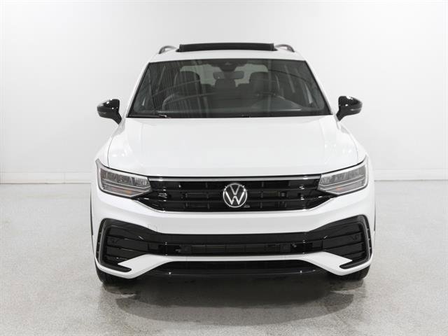 Used 2024 Volkswagen Tiguan SE R-Line image 2