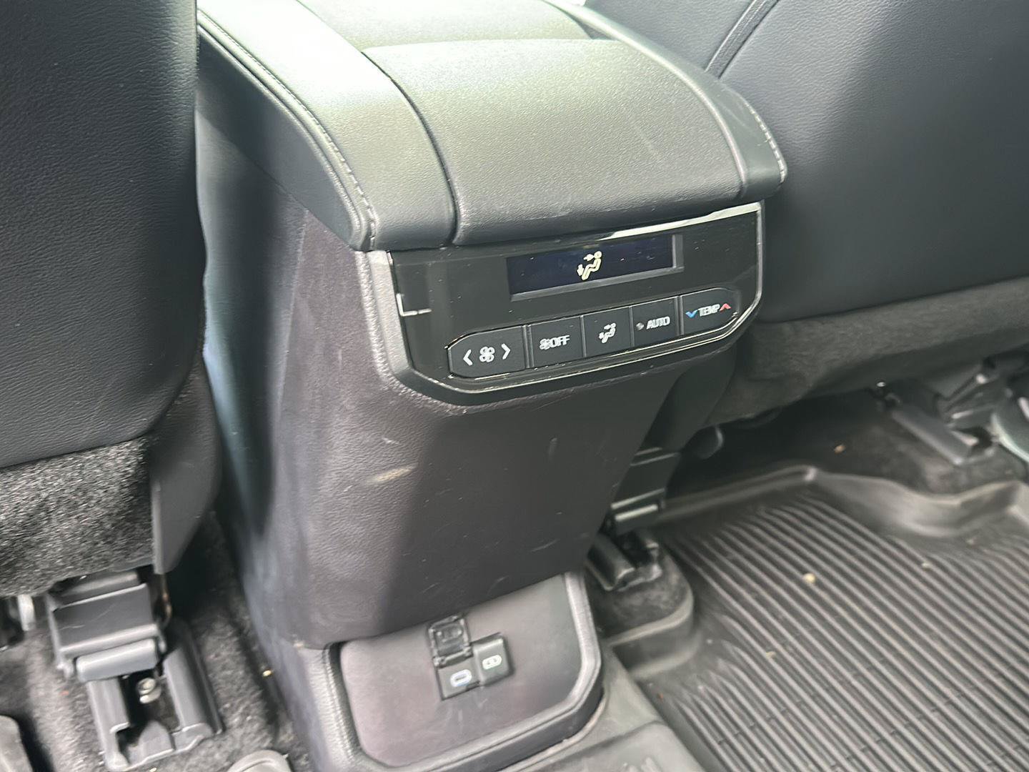 Used 2024 Toyota Highlander XLE AWD/4WD image 12