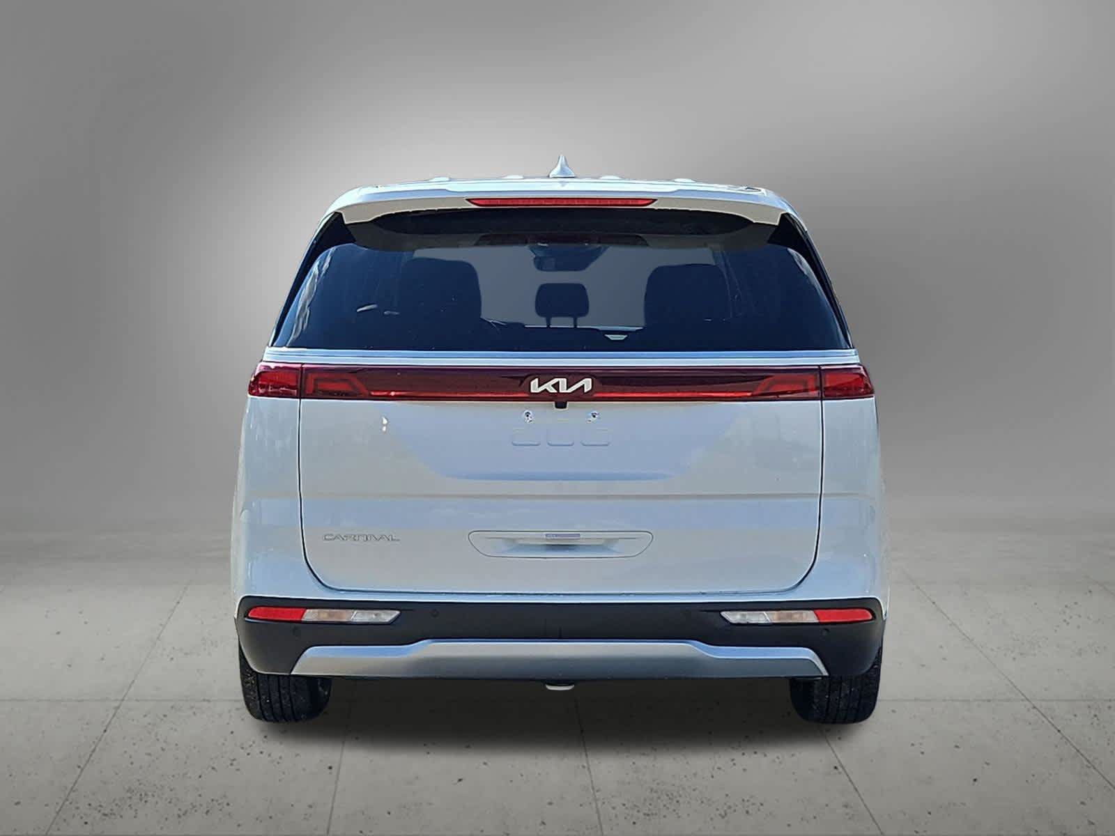 Used 2024 Kia Carnival LX FWD image 4