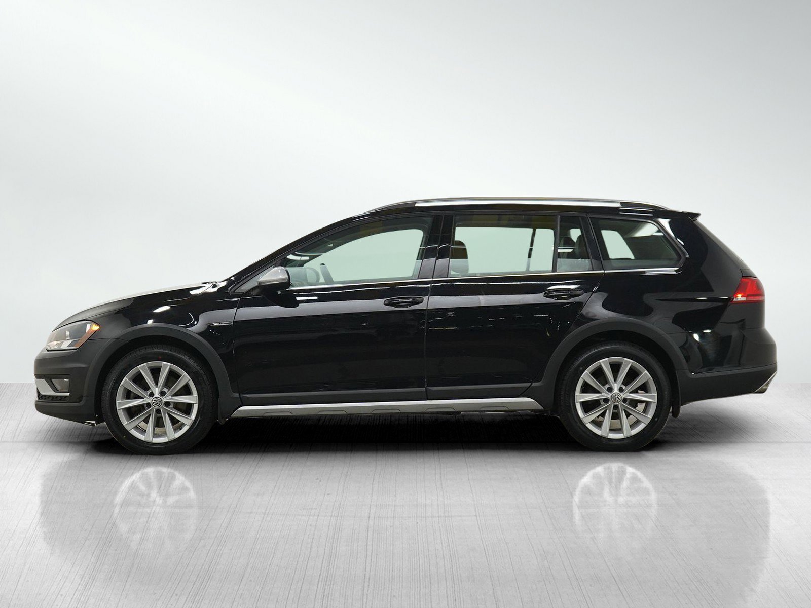 Used 2017 Volkswagen Golf Alltrack SE AWD/4WD image 2