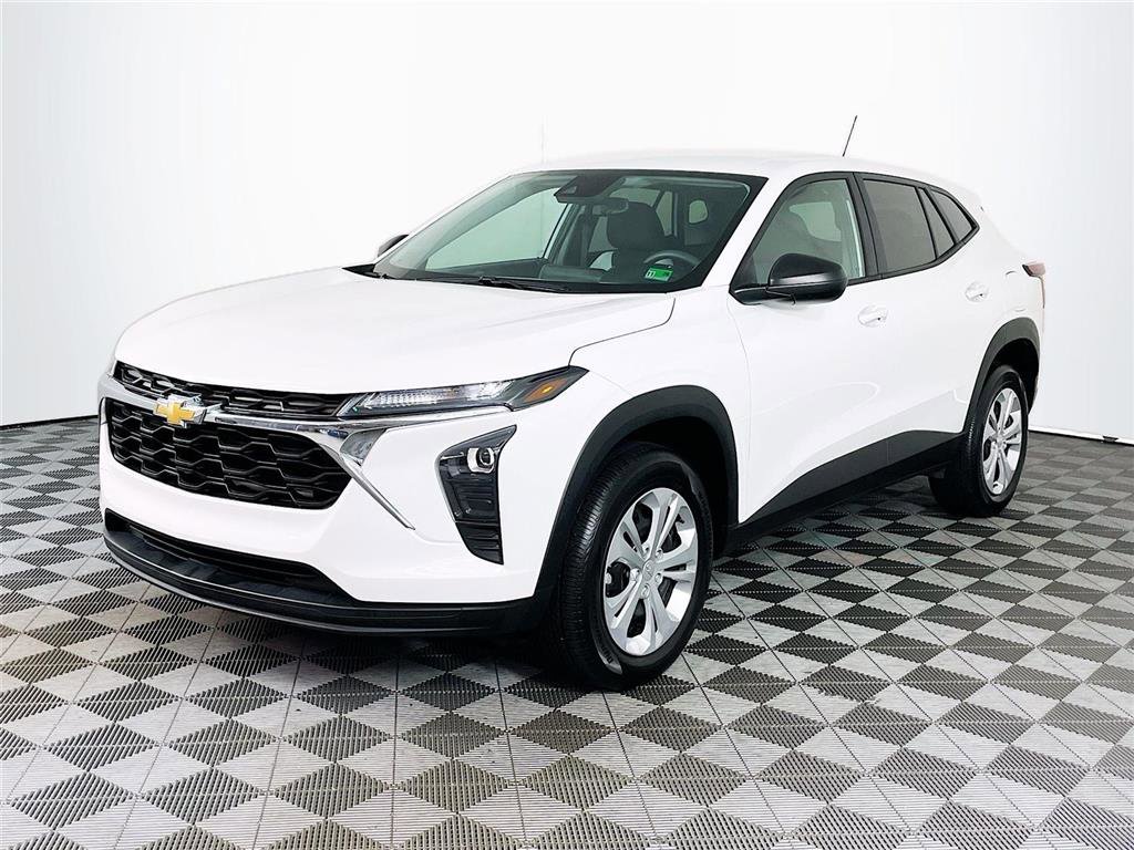 Certified 2025 Chevrolet Trax LS image 3