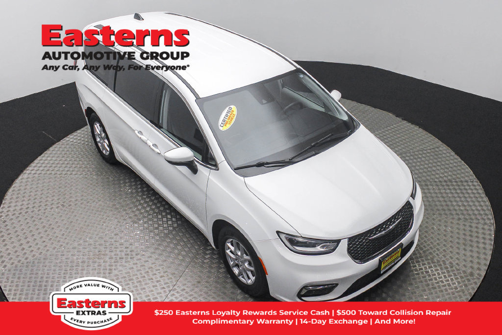 Used 2023 Chrysler Pacifica Touring-L FWD image 4