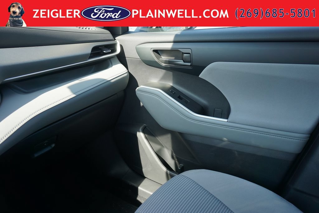 Used 2022 Toyota Highlander LE AWD/4WD image 33