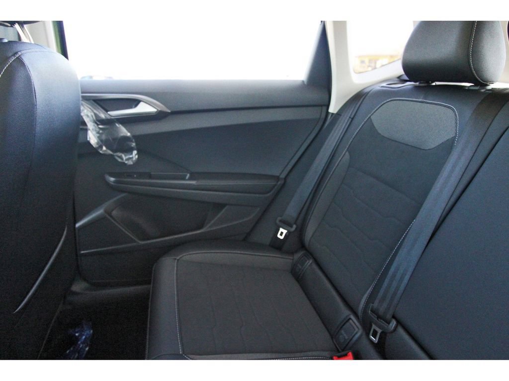 Certified 2025 Volkswagen Taos SE FWD image 14