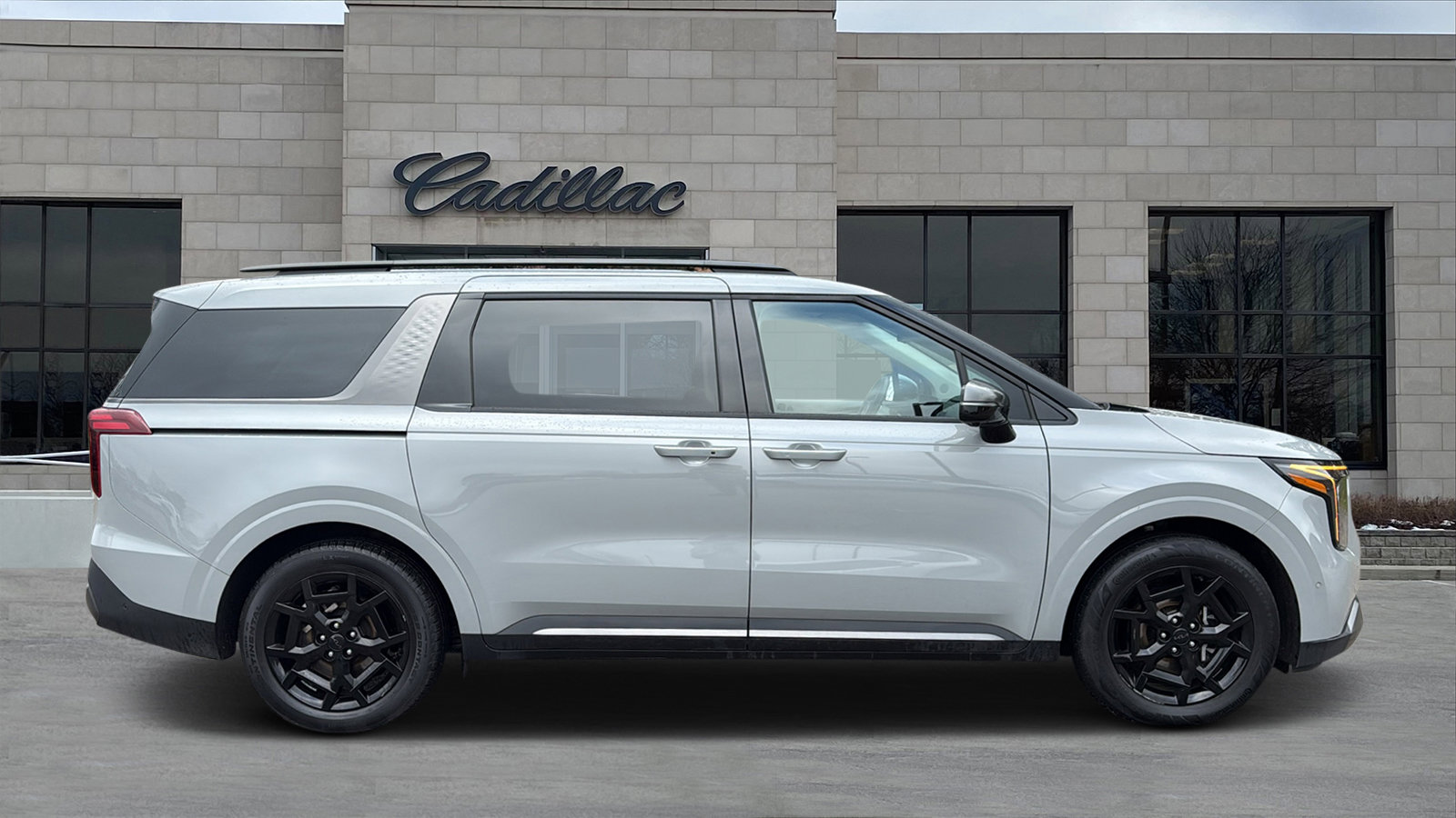 Used 2025 Kia Carnival SX Prestige image 2