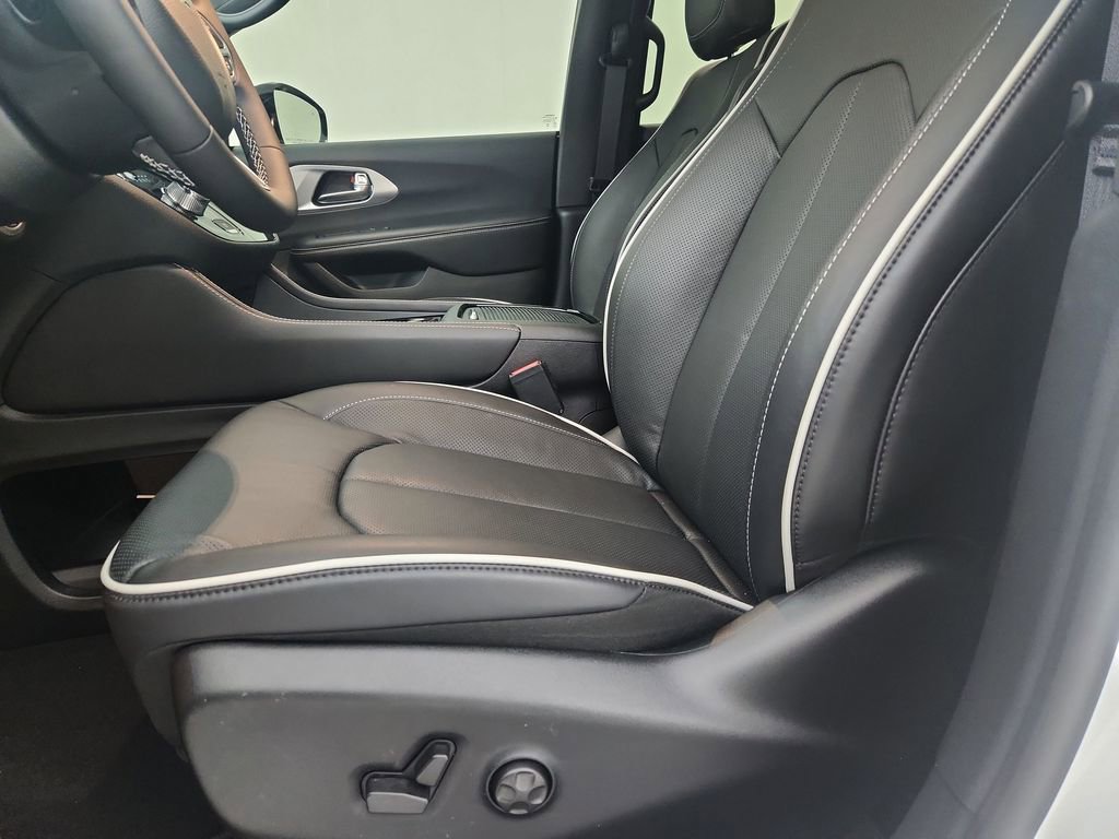 New 2026 Chrysler Pacifica Limited AWD/4WD image 12