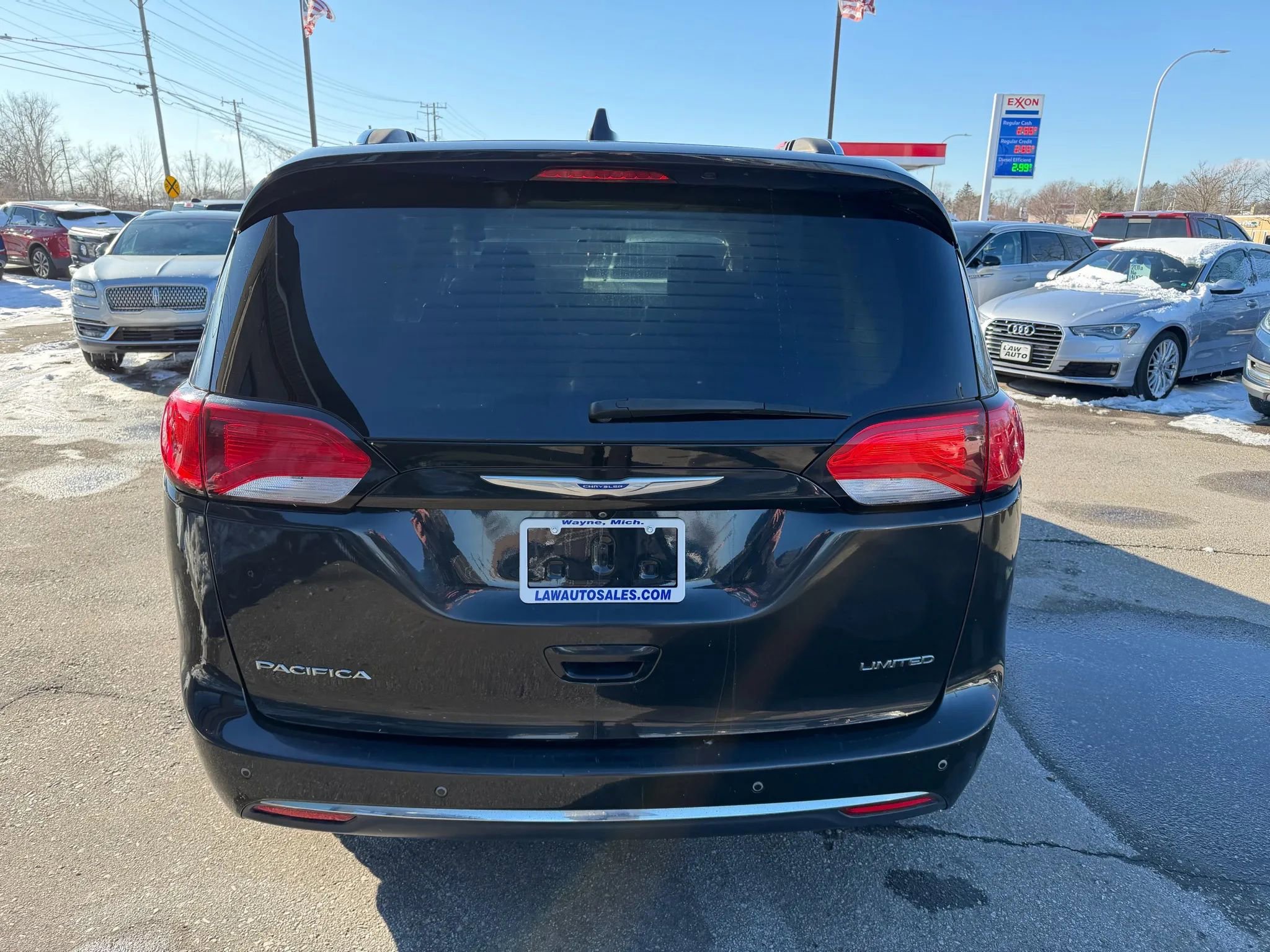 Used 2018 Chrysler Pacifica Limited w/ Tire & Wheel Group FWD image 4