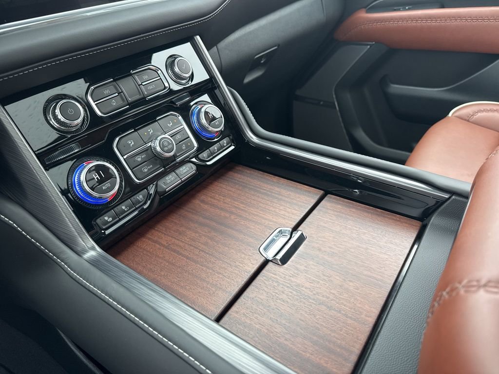 Used 2024 GMC Yukon XL Denali Ultimate w/ LPO, Illumination Package image 28