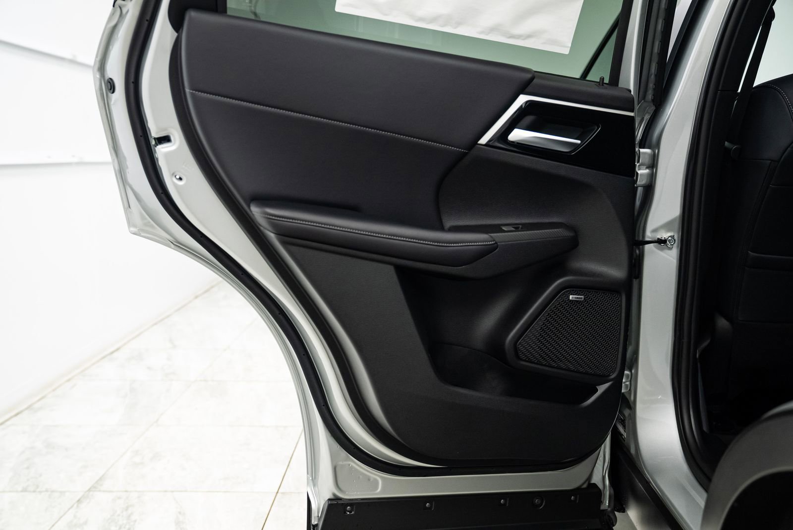 Used 2025 Mitsubishi Outlander SE image 18