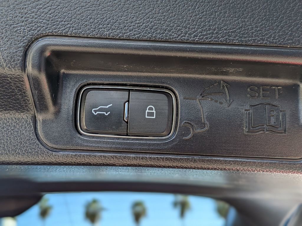 Used 2022 Ford Explorer XLT w/ Equipment Group 202A image 10