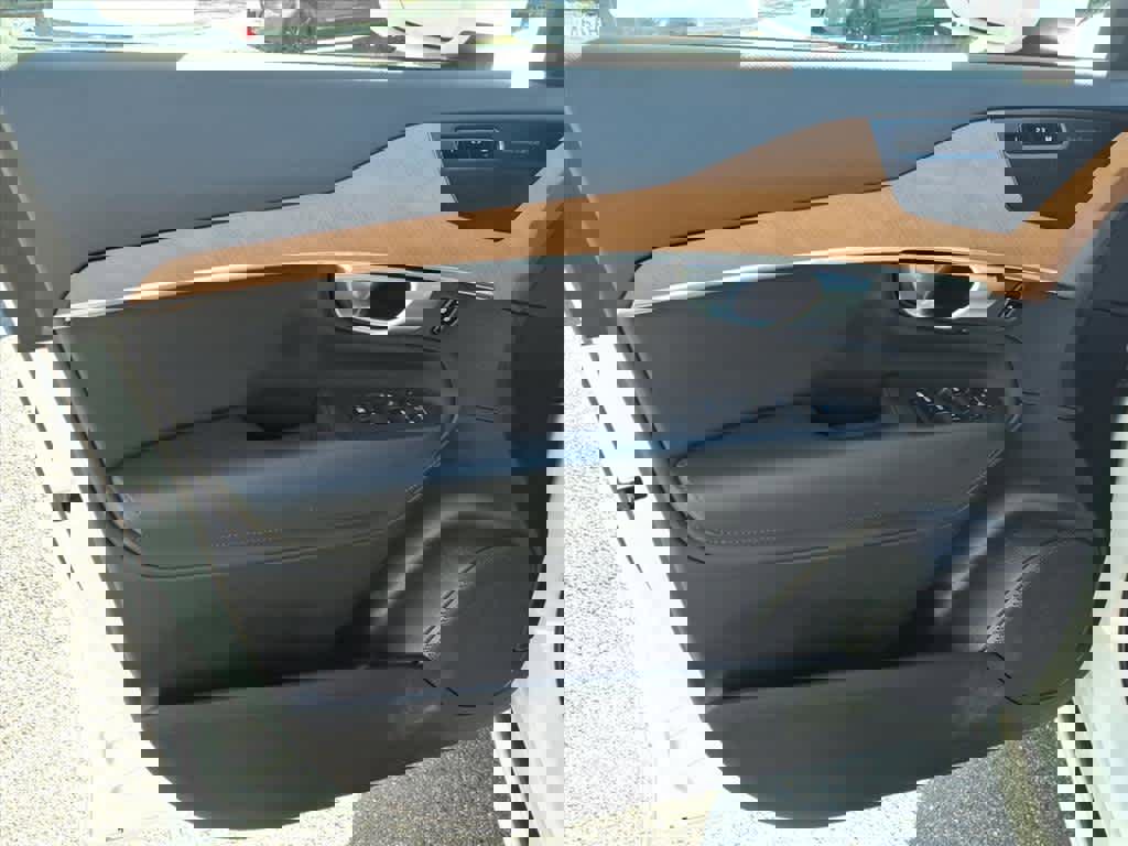 Used 2024 Volvo XC90 B6 Plus w/ Protection Package Premier image 9