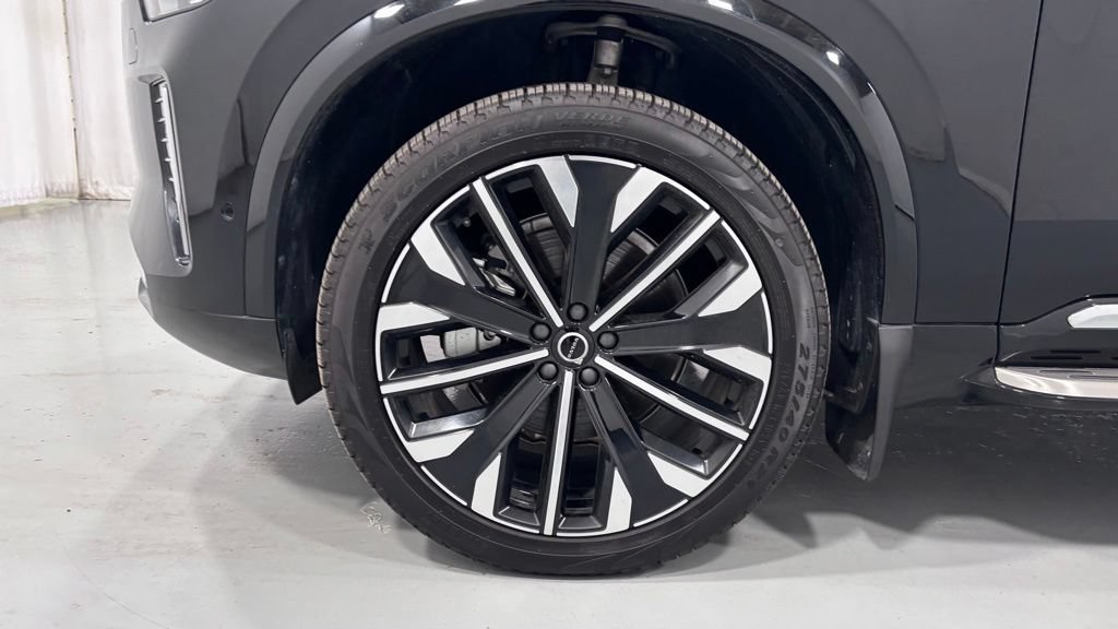 Certified 2025 Volvo XC90 B5 Plus AWD/4WD image 30
