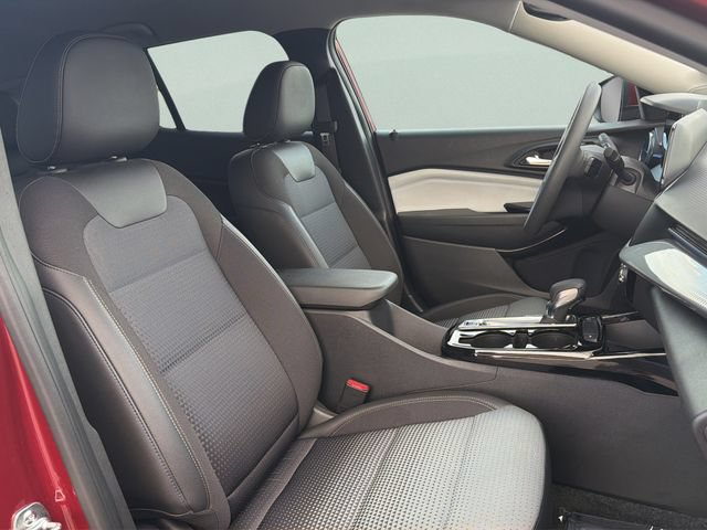 Used 2025 Chevrolet Trax LT FWD image 20