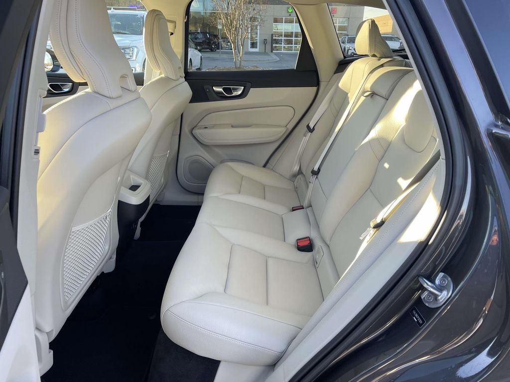 Used 2023 Volvo XC60 B5 Core image 3