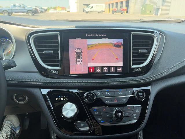 New 2027 Chrysler Pacifica Limited w/ Family Tech Group AWD/4WD image 22