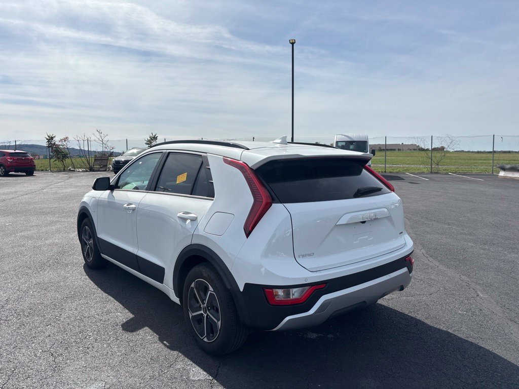 Used 2024 Kia Niro EX w/ EX Cold Weather Package FWD image 5