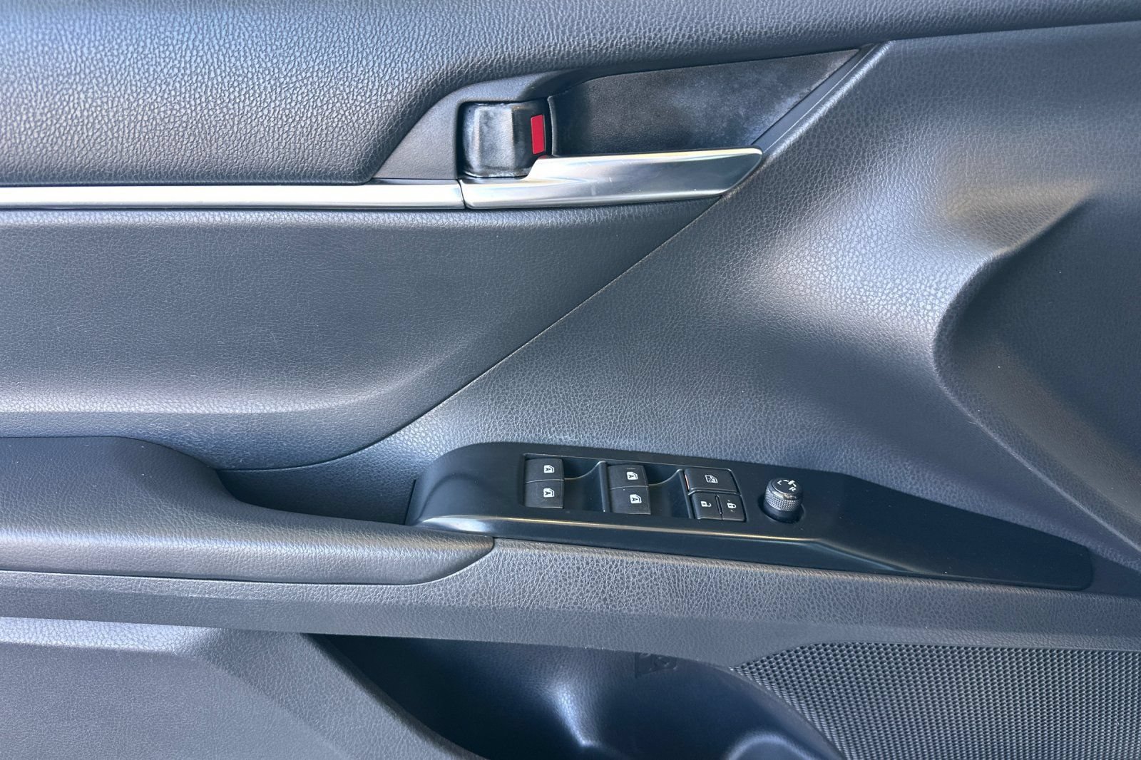 Used 2018 Toyota Camry SE FWD image 10