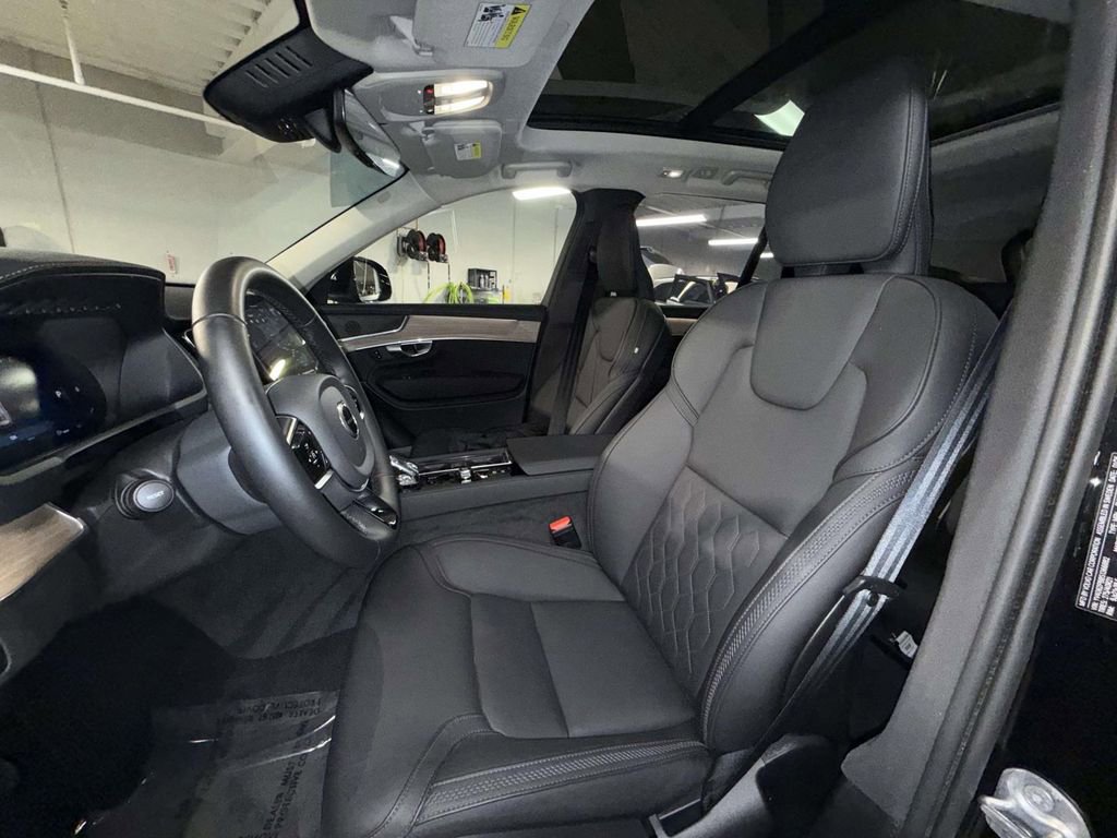 Used 2025 Volvo XC90 B6 Plus image 2