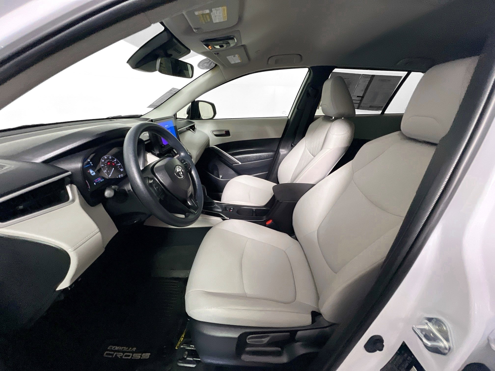 Used 2025 Toyota Corolla Cross L image 14