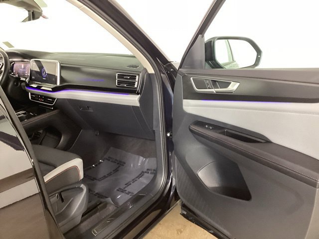 Used 2025 Volkswagen Atlas Peak Edition SE AWD/4WD image 21