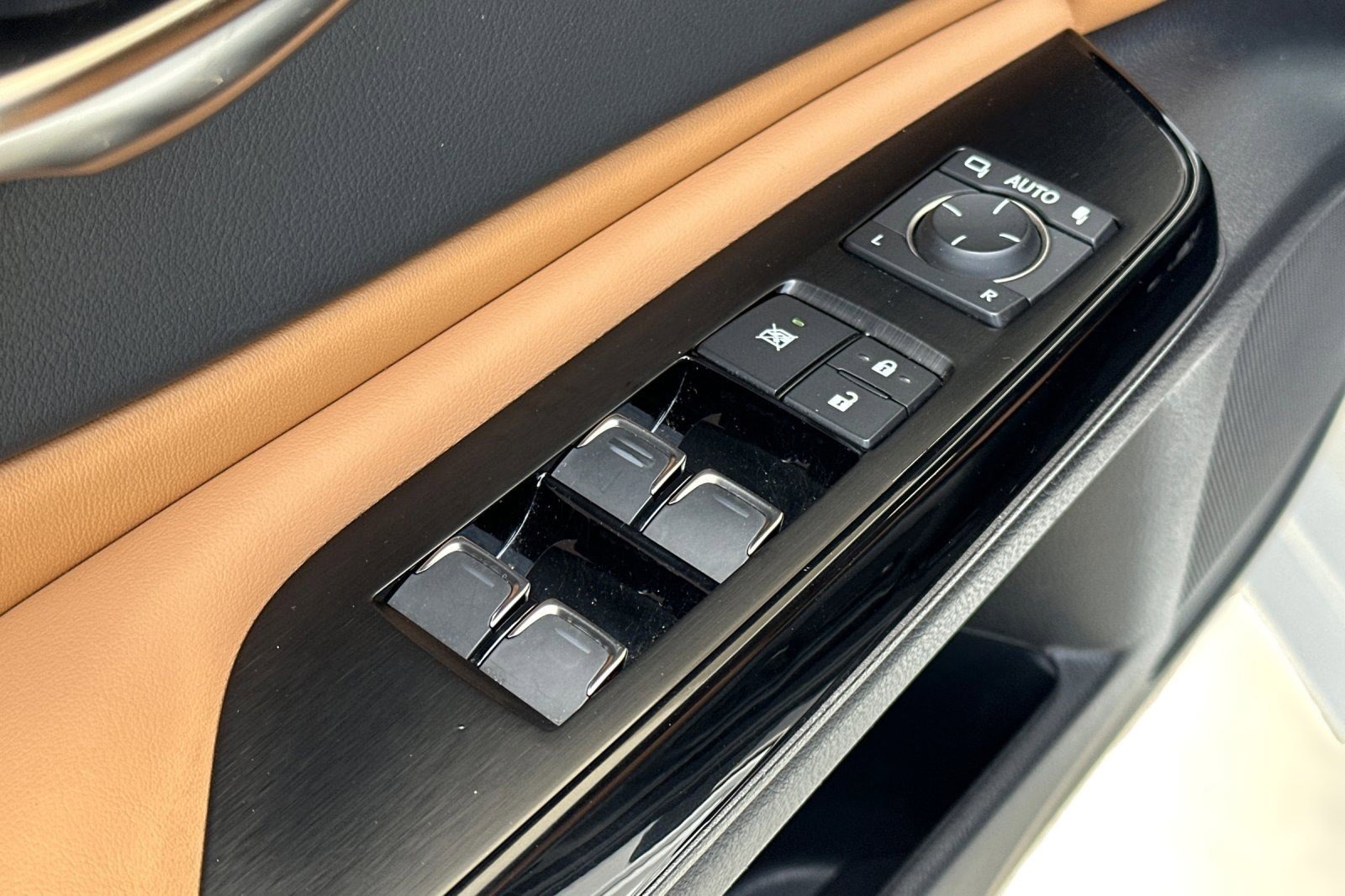 Used 2024 Lexus ES 300h w/ Premium Package image 13