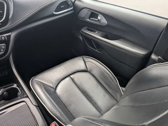 Used 2025 Chrysler Pacifica Limited FWD image 17