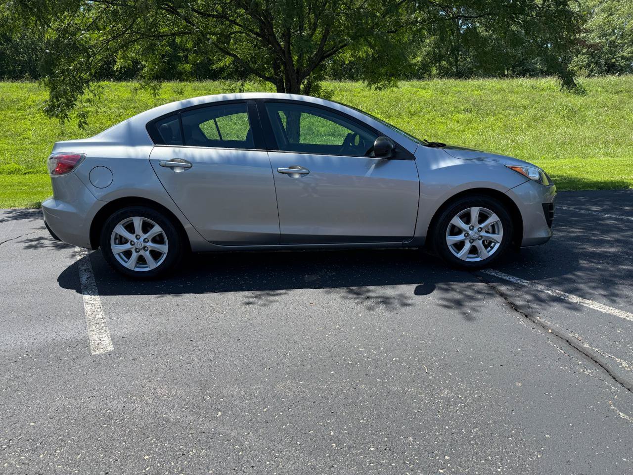 Used 2010 MAZDA MAZDA3 i Touring FWD image 2