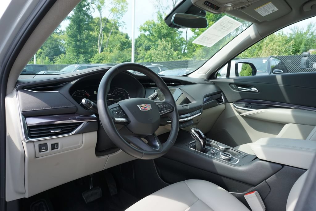 Used 2022 Cadillac XT4 Luxury w/ Cold Weather Package FWD image 22