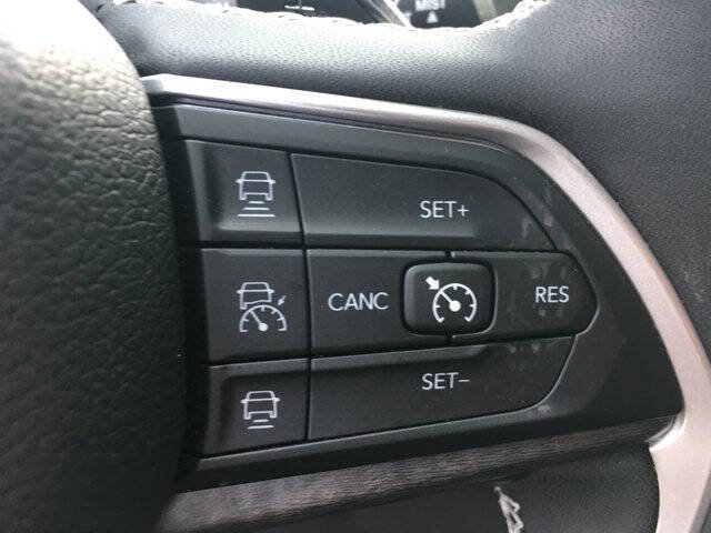 Used 2023 Jeep Grand Cherokee Limited w/ Black Appearance Package AWD/4WD image 11
