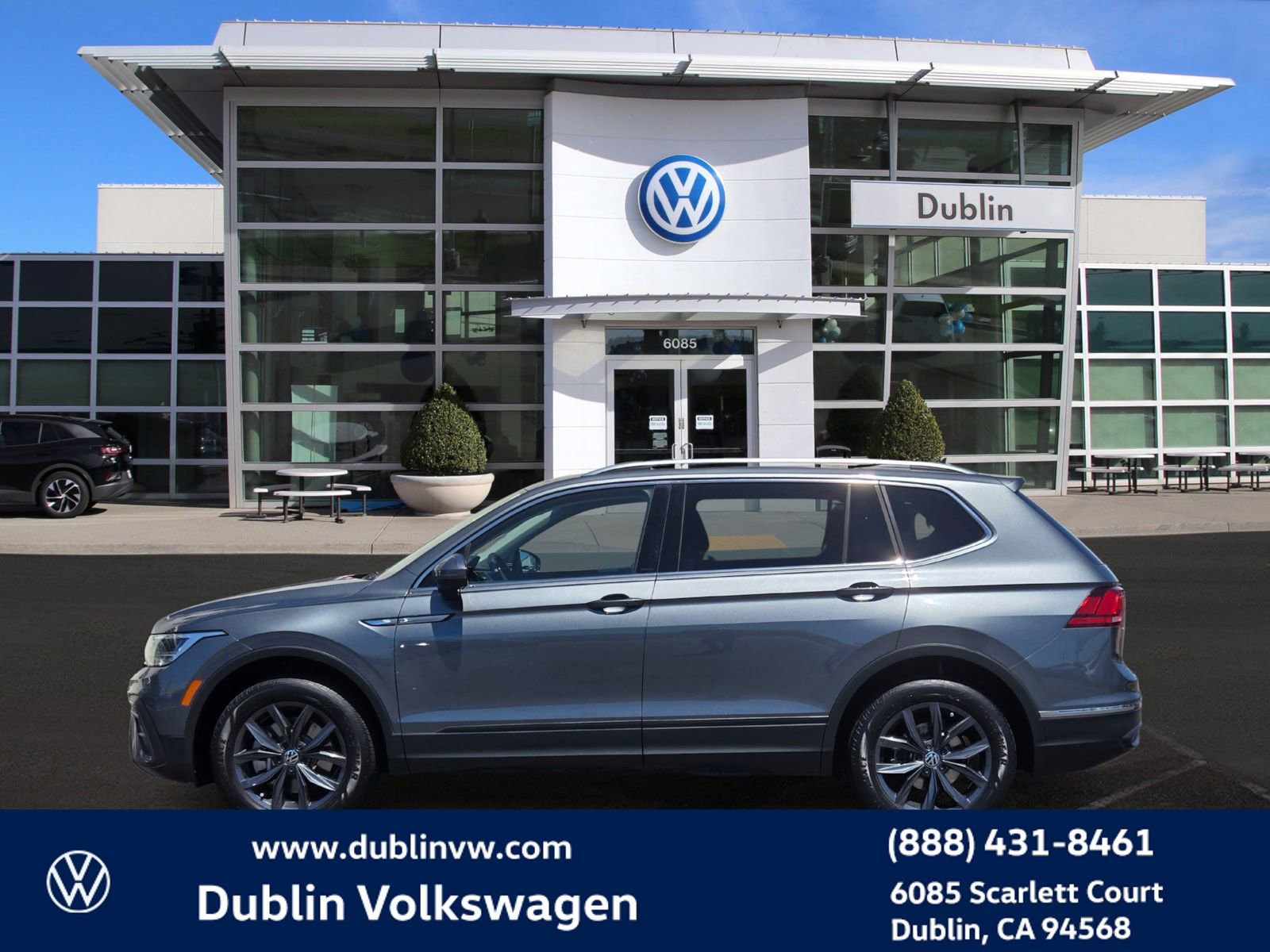 Used 2023 Volkswagen Tiguan SE w/ Panoramic Sunroof Package FWD image 7