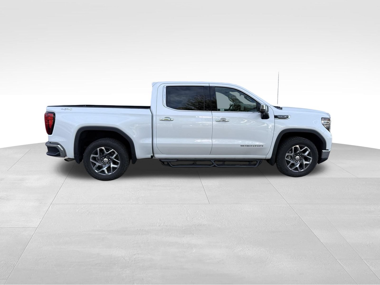 Used 2022 GMC Sierra 1500 SLT w/ SLT Convenience Package AWD/4WD image 2