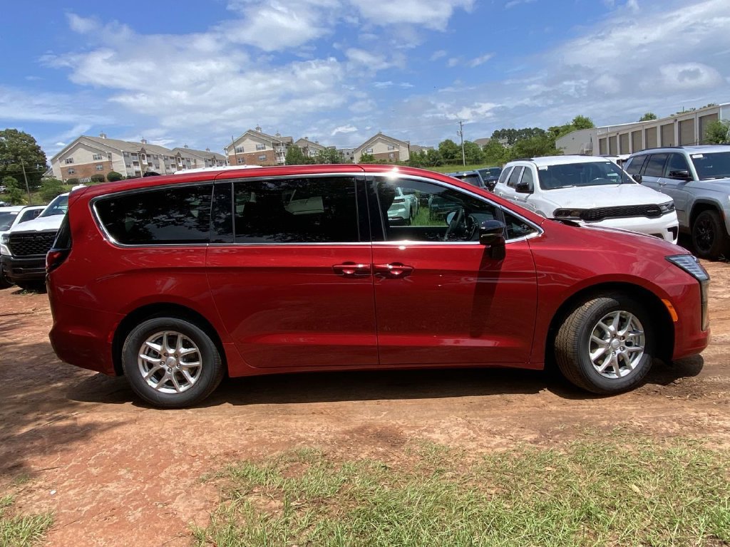 New 2027 Chrysler Pacifica Select FWD image 36
