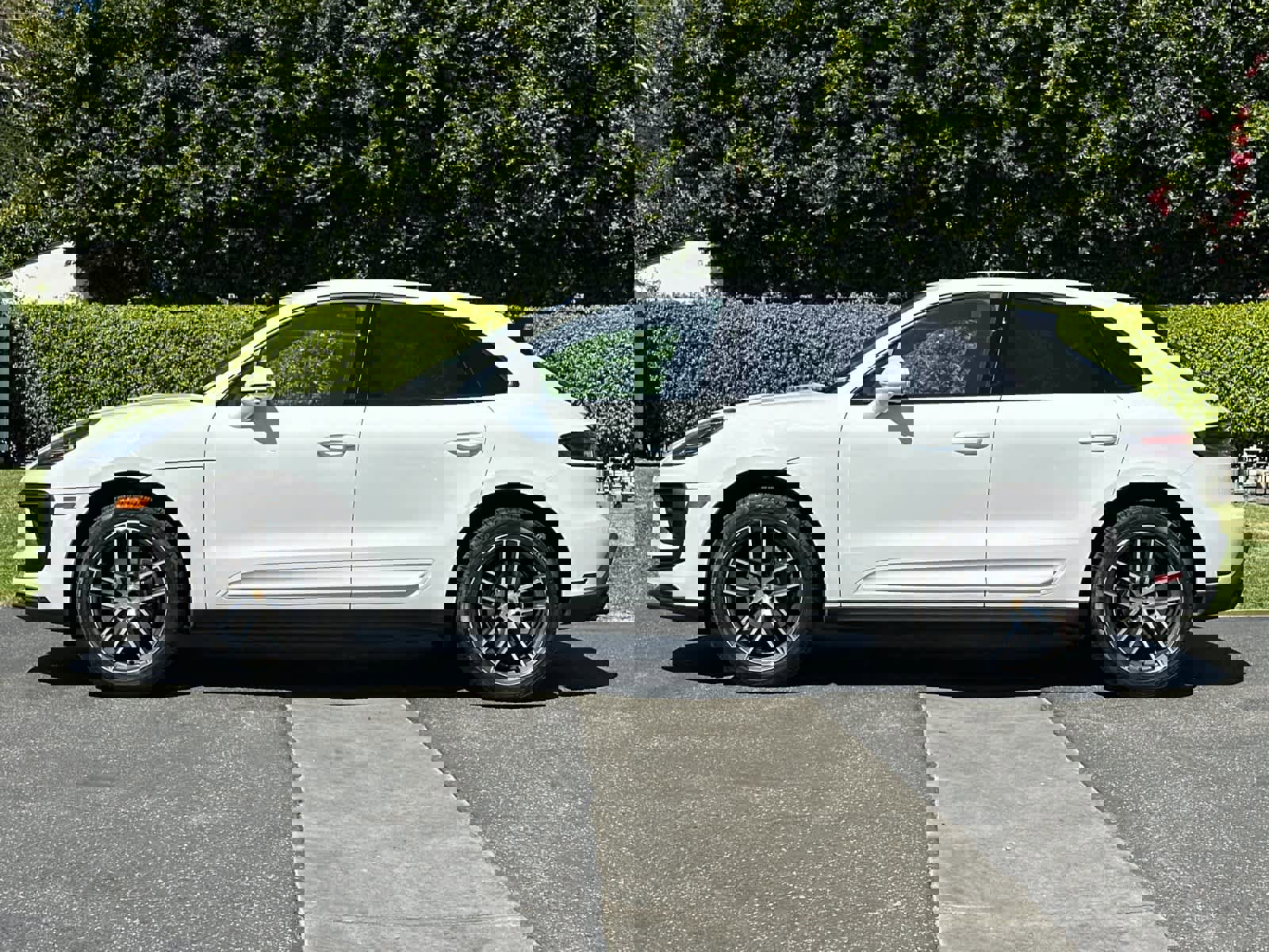 Used 2025 Porsche Macan image 2