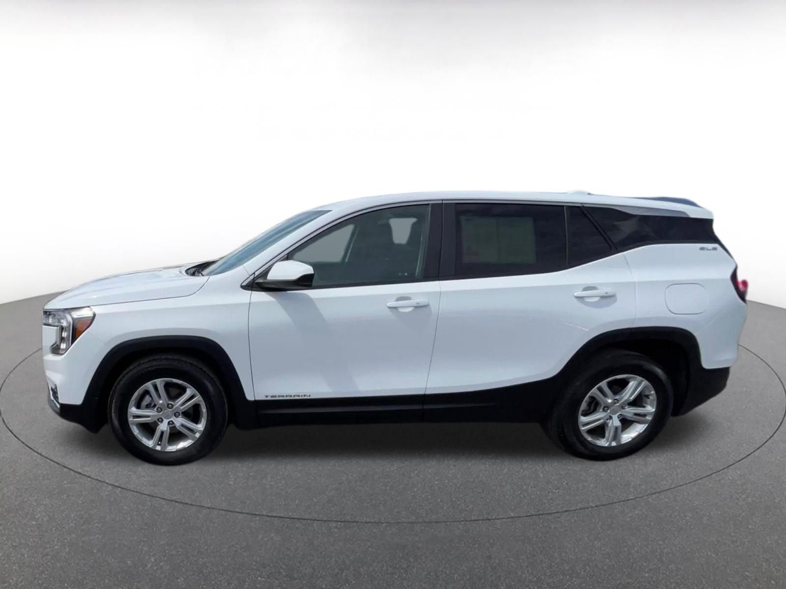 Used 2024 GMC Terrain SLE FWD image 9