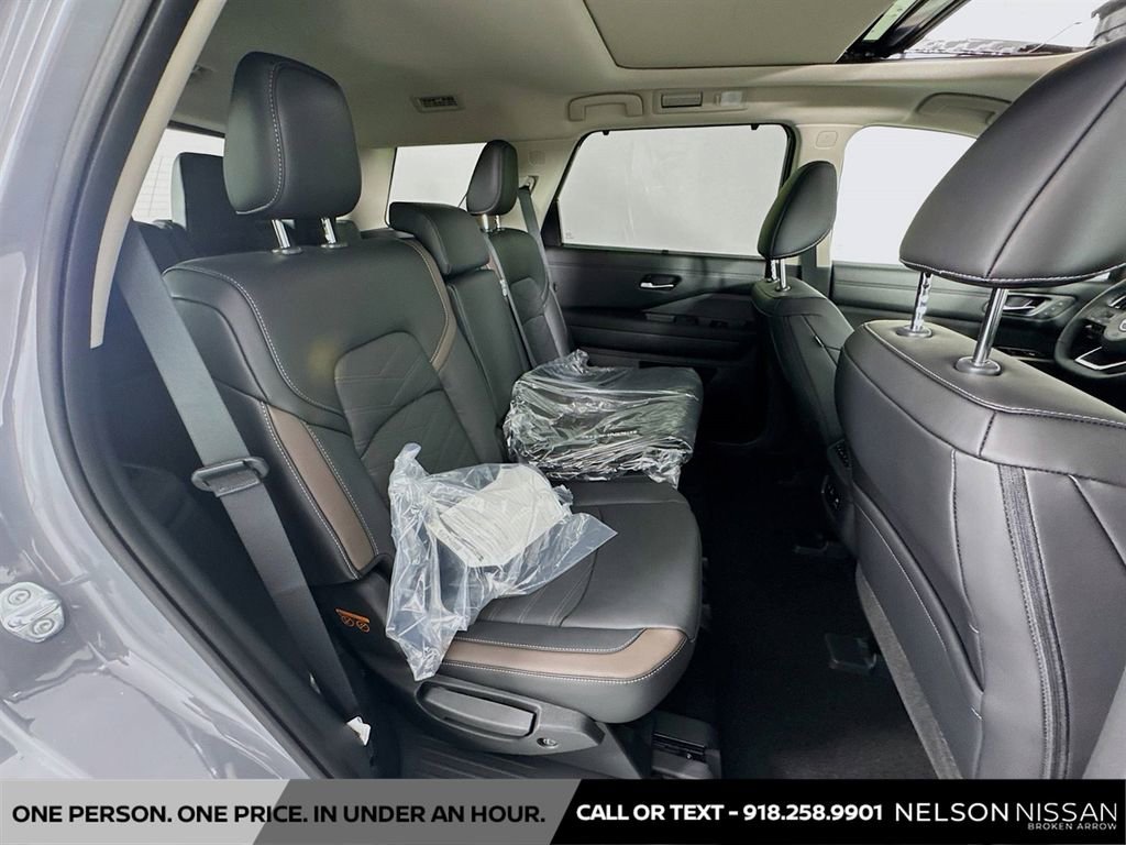 New 2025 Nissan Pathfinder Platinum w/ Black Appearance Package image 30