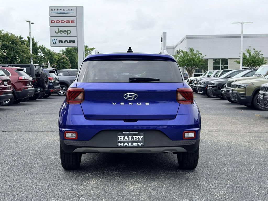 Used 2022 Hyundai Venue Limited w/ Cargo Package FWD image 3