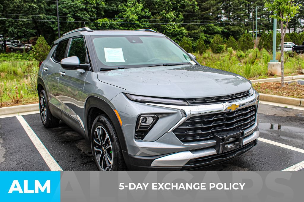 Used 2025 Chevrolet TrailBlazer LT FWD image 3