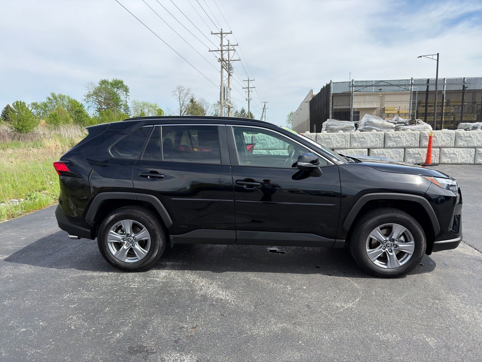 Used 2022 Toyota RAV4 XLE w/ Convenience Package image 7