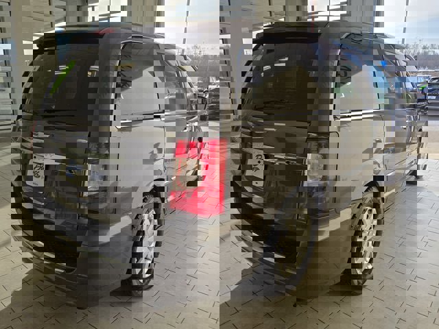 Used 2015 Chrysler Town & Country Touring w/ Driver Convenience Group image 10