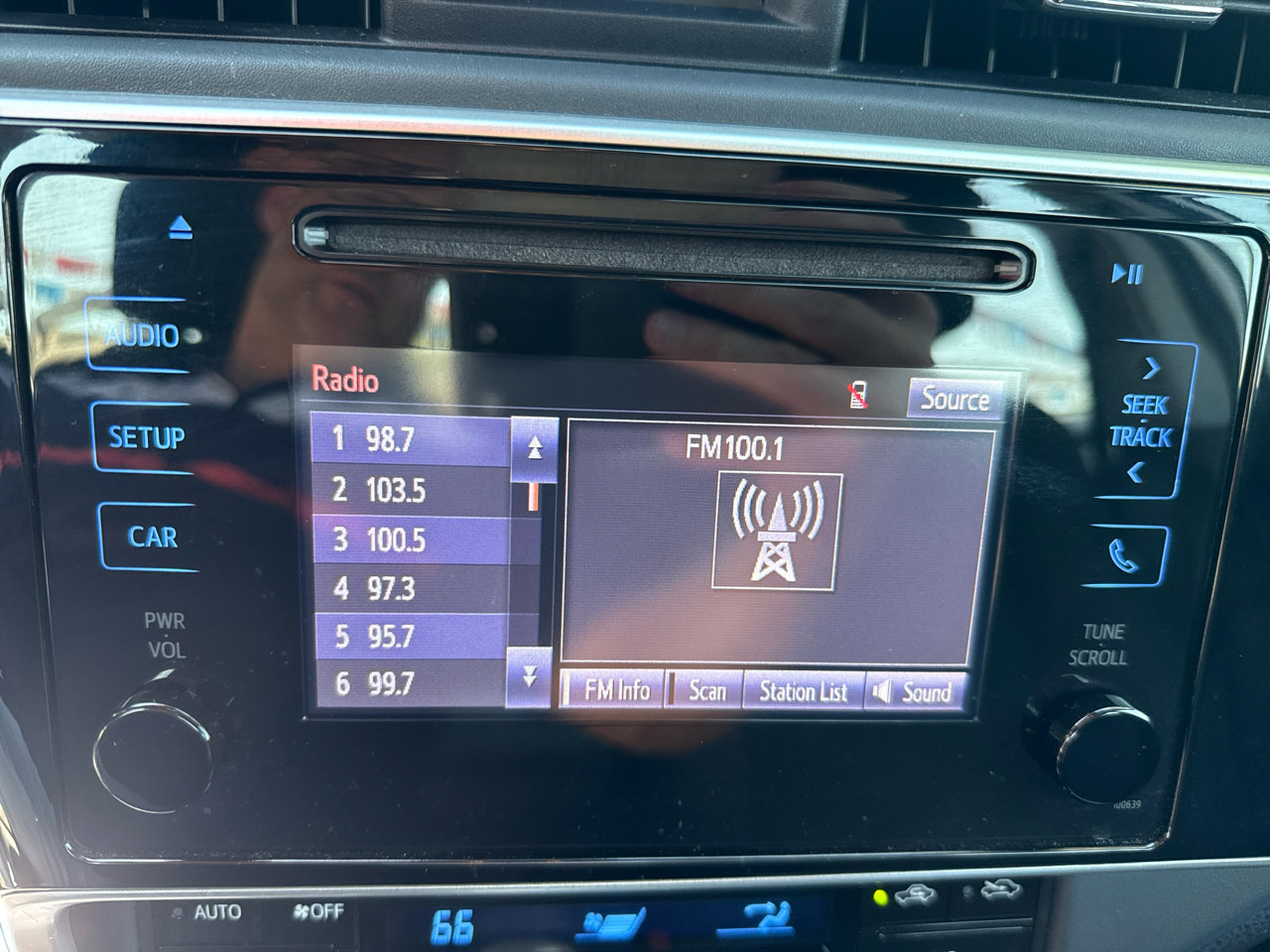 Used 2017 Toyota Corolla LE image 17