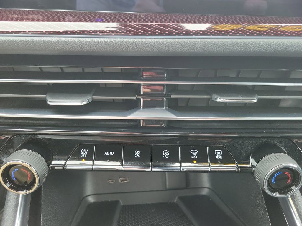 Used 2025 Chevrolet Traverse Z71 w/ LPO, Floor Liner Package image 21