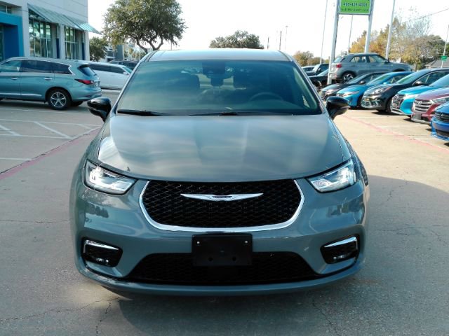 Used 2025 Chrysler Pacifica Select image 2