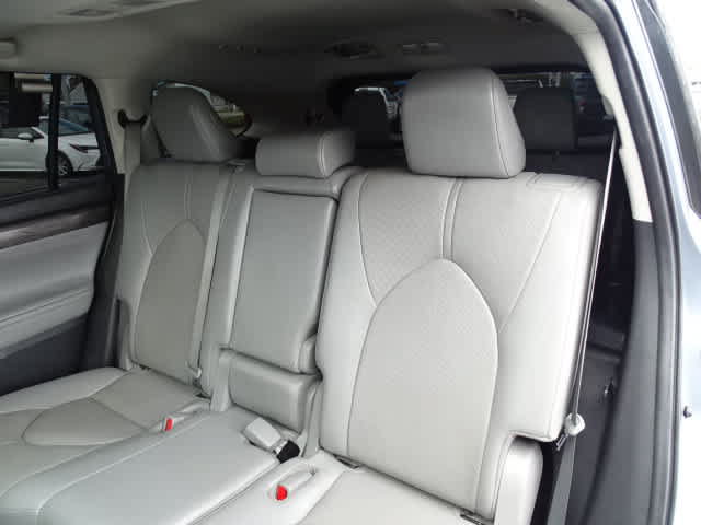 Used 2023 Toyota Highlander Limited FWD image 20