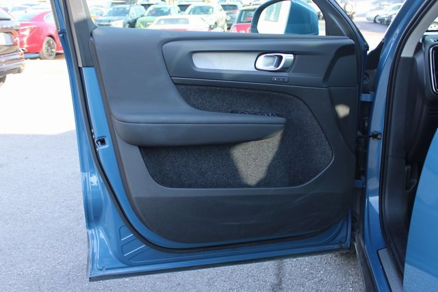 Used 2025 Volvo XC40 B5 Plus image 10