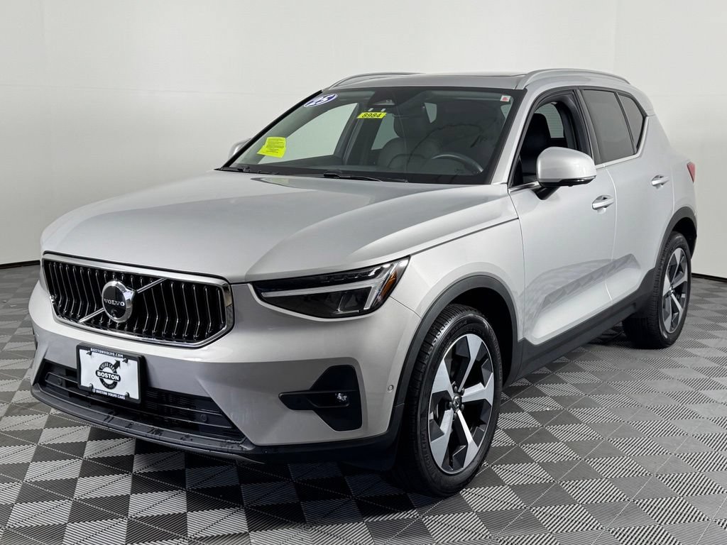 Certified 2025 Volvo XC40 B5 Plus AWD/4WD image 13